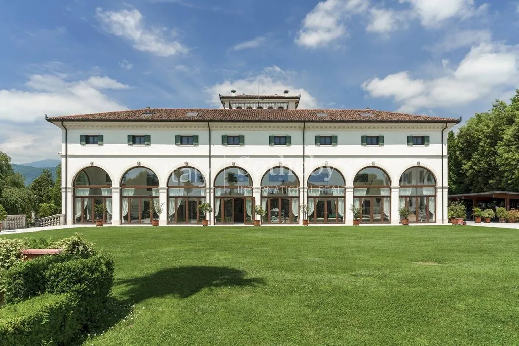 Välivaade - Neoclassical Villa with Park in Vittorio Veneto