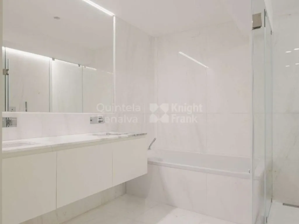 Bathrooms - Luxury Flat with Balcony in Avenidas Novas