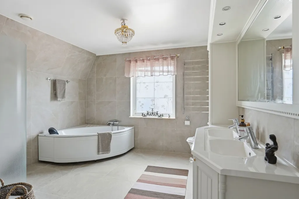 Vannitoad - Classical Manor-Style Villa with Open Views near Uppsala
