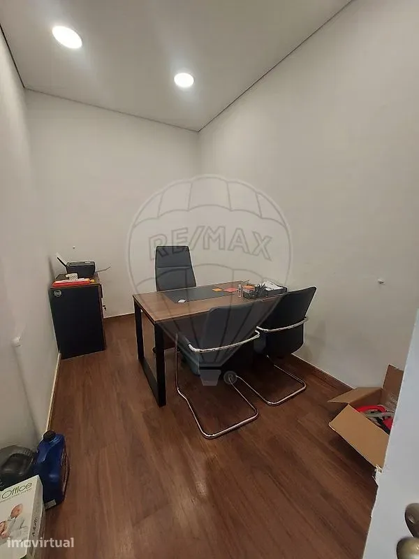 Bureau - Commercial Shop with Premium Location in Parede