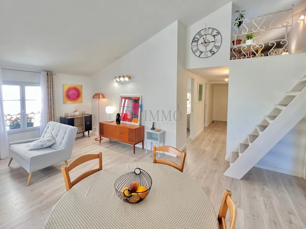 Séjour - Appartement T3 avec Mezzanine au Centre Historique de Fréjus