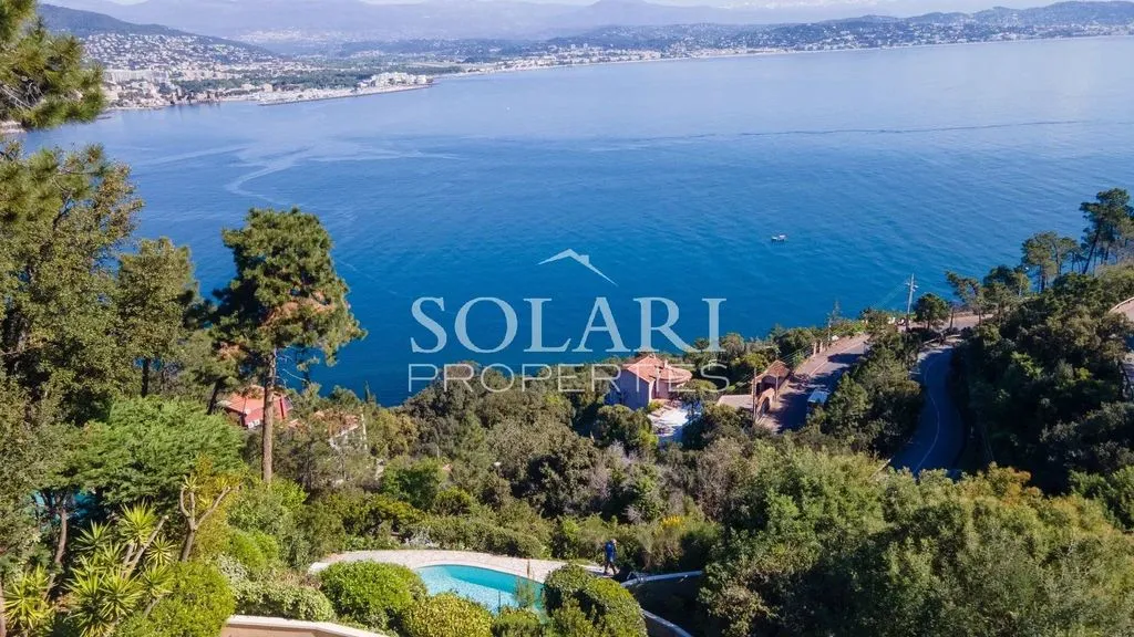Vue aérienne - Villa de Luxe avec Piscine et Vue Mer à Théoule-sur-Mer