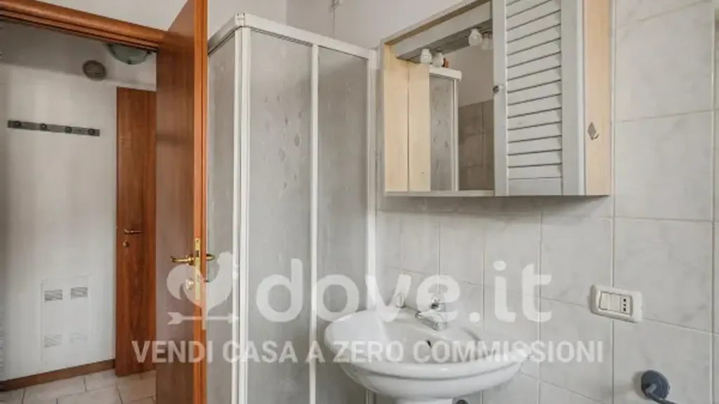 Bathrooms - Twin-Unit with Private Garden in Pontida