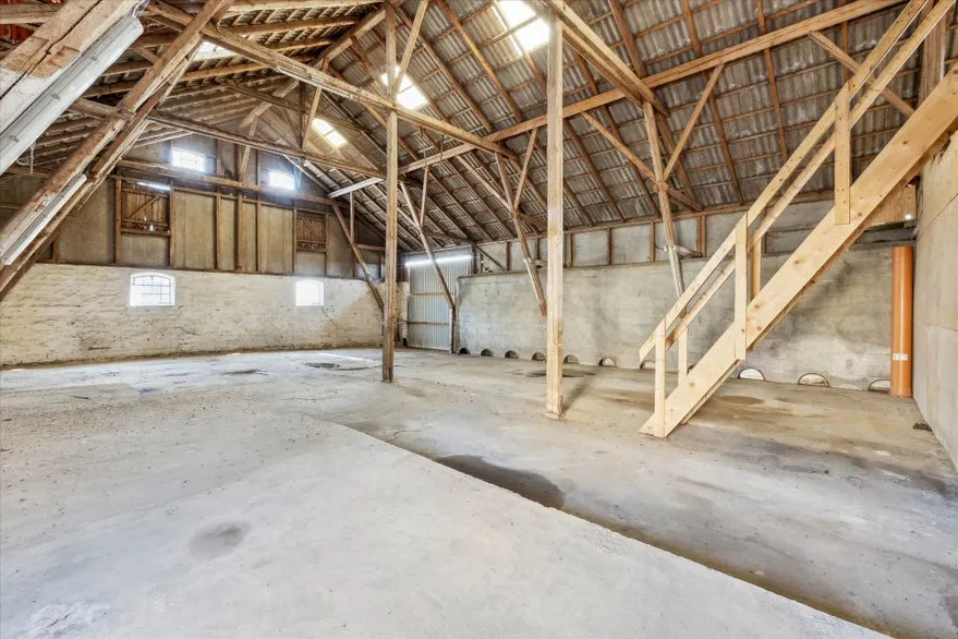 Toad - Business Property with Warehouse in Hørve