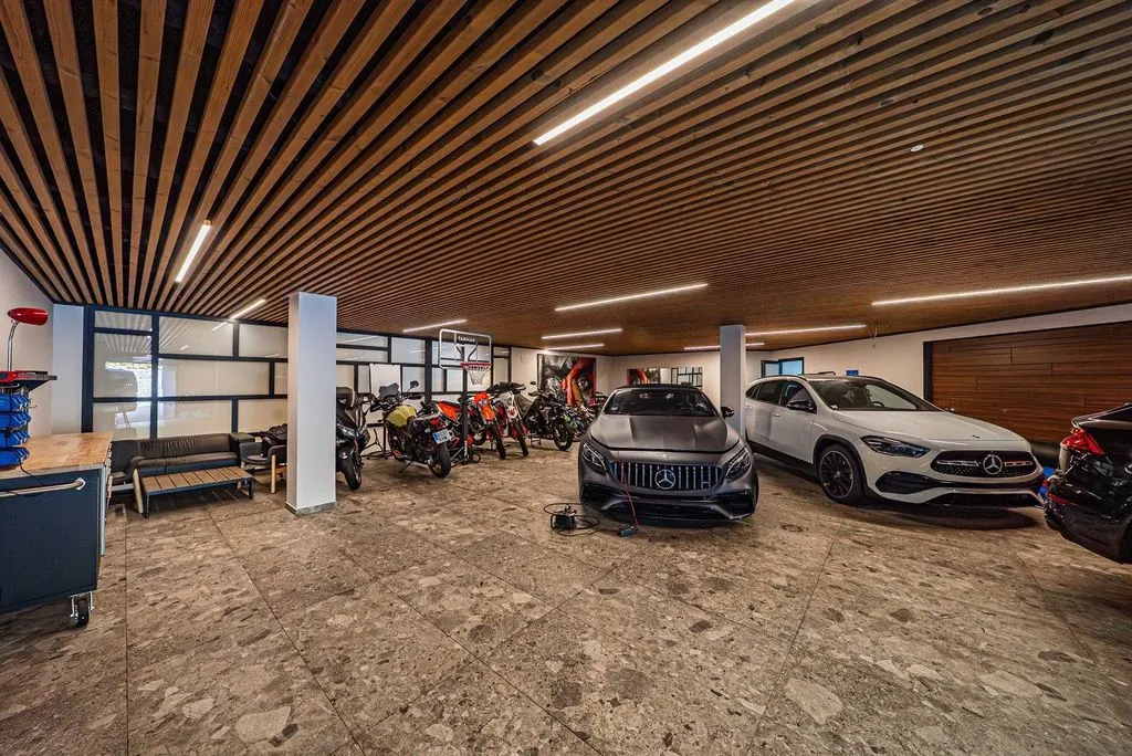 Garage - 10-Bedroom Chalet with Pool in Guadalmina Baja