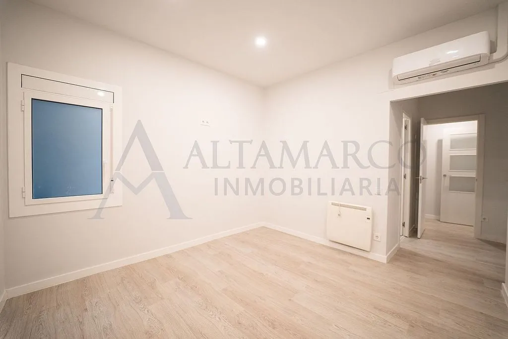 Rooms - Reform Apartment with Balcony in Barcelona