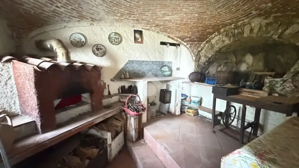Pièces - Historic Semidetached House with Balconies in Urida