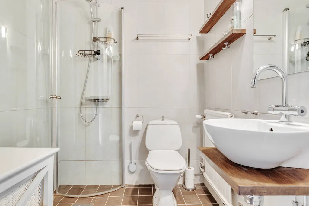 Badezimmer - Apartment with South-Facing Balcony in Liljeholmen