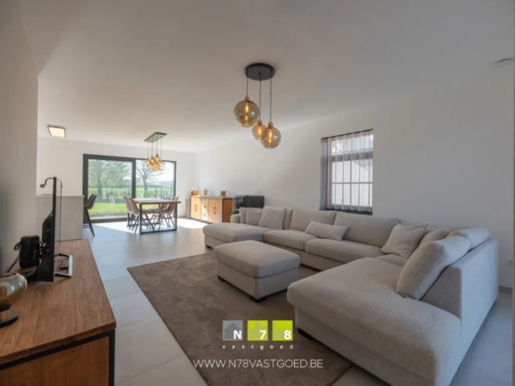 Séjour - Nouvelle Maison avec 3 Chambres à Opitter