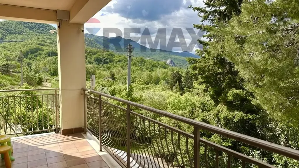 Rõdu - Lakefront Apartment with Terraces in Colledimezzo