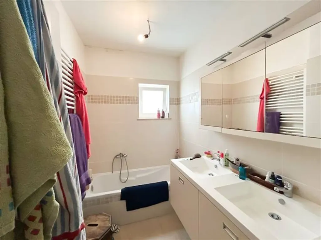 Salles de bain - Villa Rénovée avec Terrasse dans Quartier Résidentiel