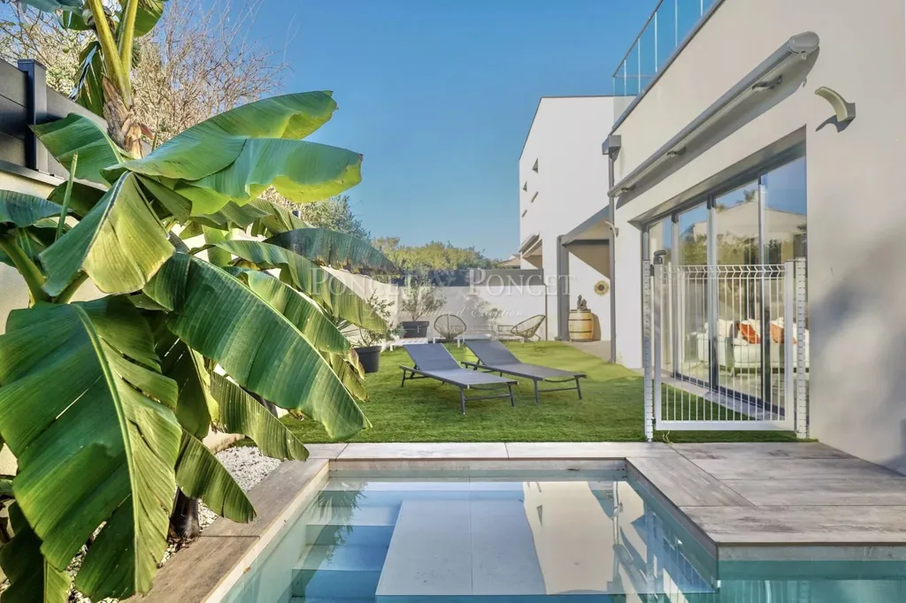 Piscine - Villa Contemporaine avec Piscine à Lattes