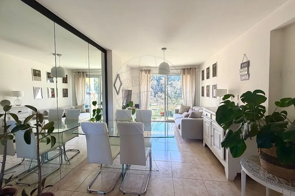 Sala da pranzo - Traversant 2-Bed Apartment with Balcony in Nice West