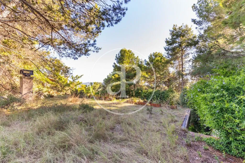 Jardin - Urban Plot with Elevated Views in Bellaterra