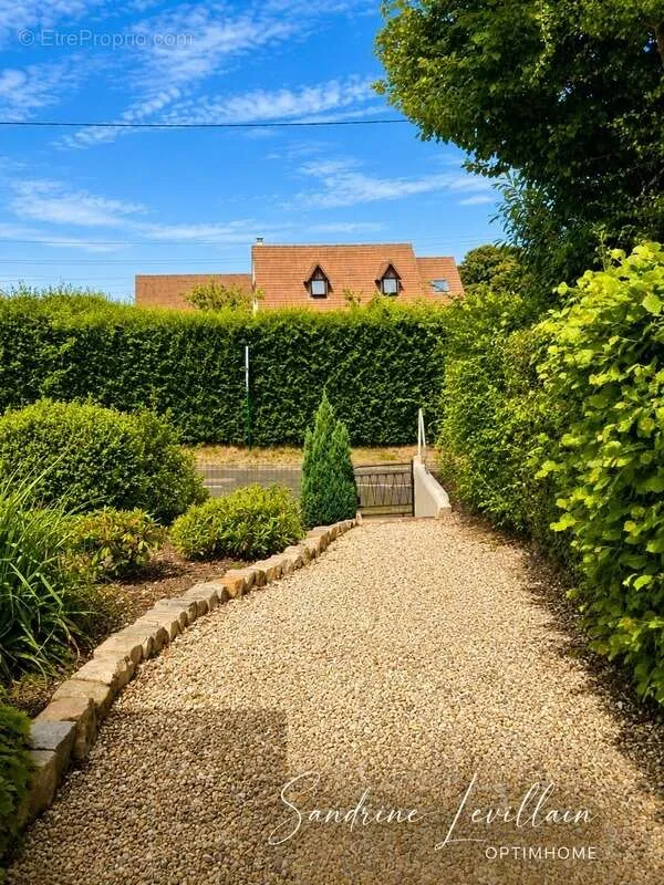 Aed - Spacious Detached House with Garden in Beaumont-le-Roger