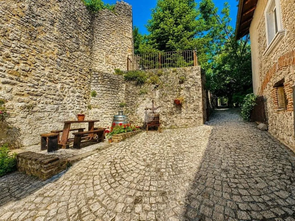 Giardino - 6-Bedroom House with Historic Setting in L'Aquila