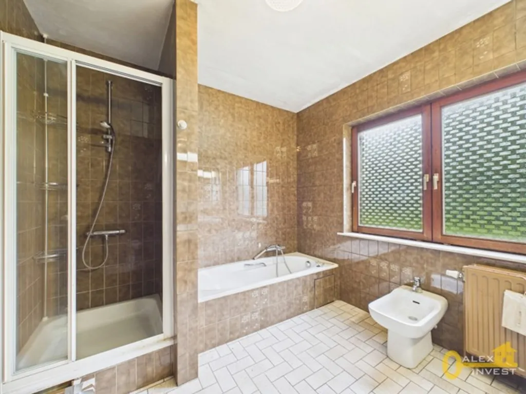Bagni - 4-Bedroom Villa with Garden in Quiet Location