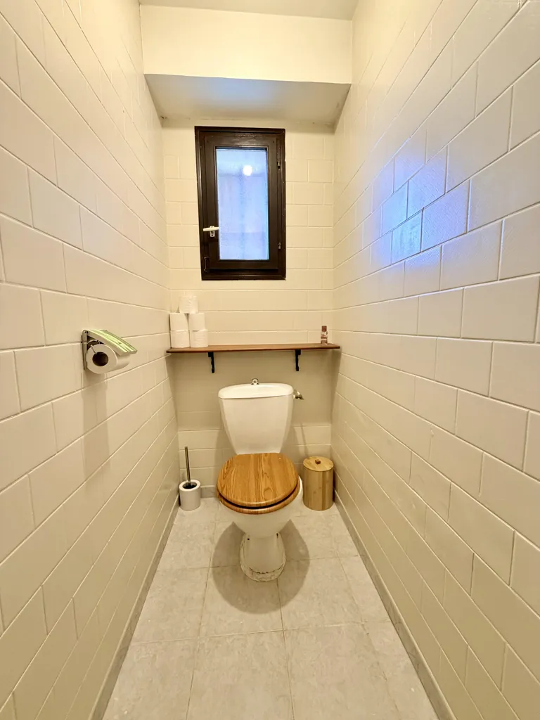 Salles de bain - Maison détachée avec jardin à Sauvian