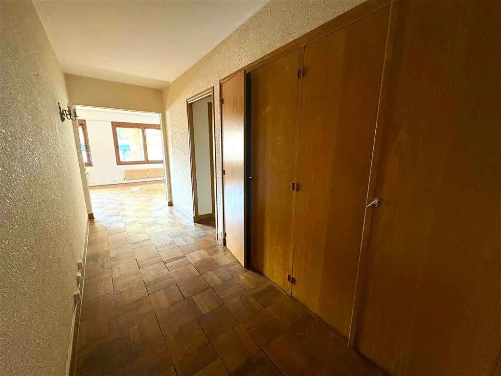 Esik - 3-Bed Apartment with Parking in Montargis