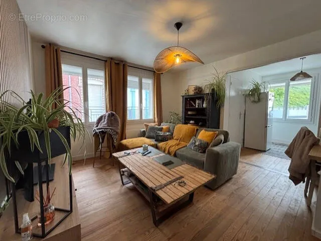 Living Room - Refurbished Apartment with Sea View in Le Tréport