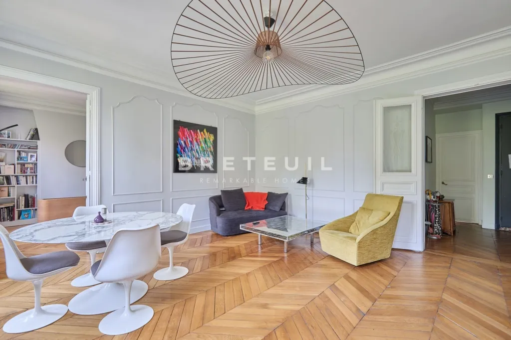 Elutuba - 4-Piece Parisian Flat with Balcony