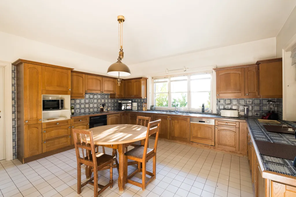 Cuisine - Villa Charmante avec Piscine à Kraainem