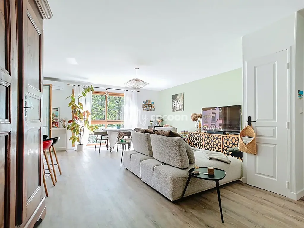 Living Room - Apartment with Balcony and Pool in Lyon 5