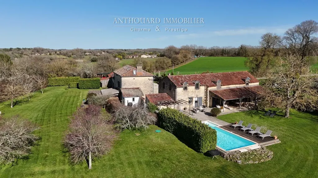 Õhuvaade - Rustic Stone Farmhouse with Pool in Périgord