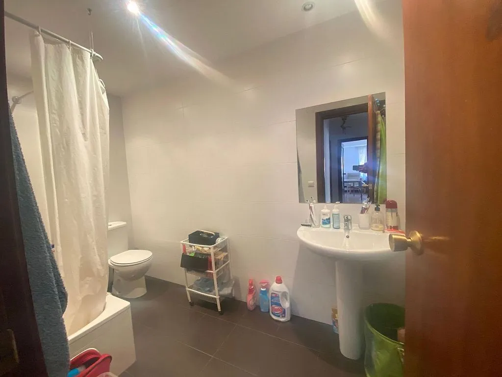 Salles de bain - Appartement meublé avec balcon dans le quartier Blanc