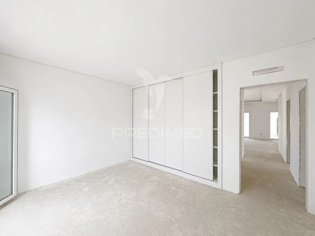 Pièces - Newly Built Villa with Pool in Seixal