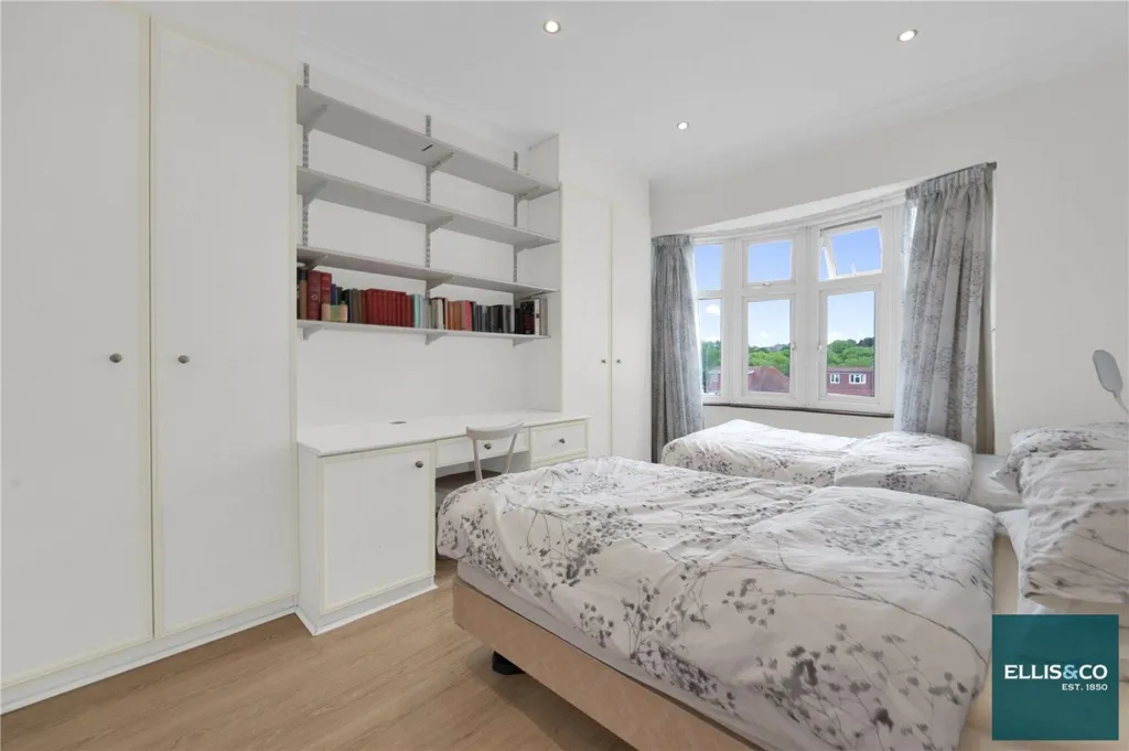 Bedrooms - 6-bedroom house in Barnet