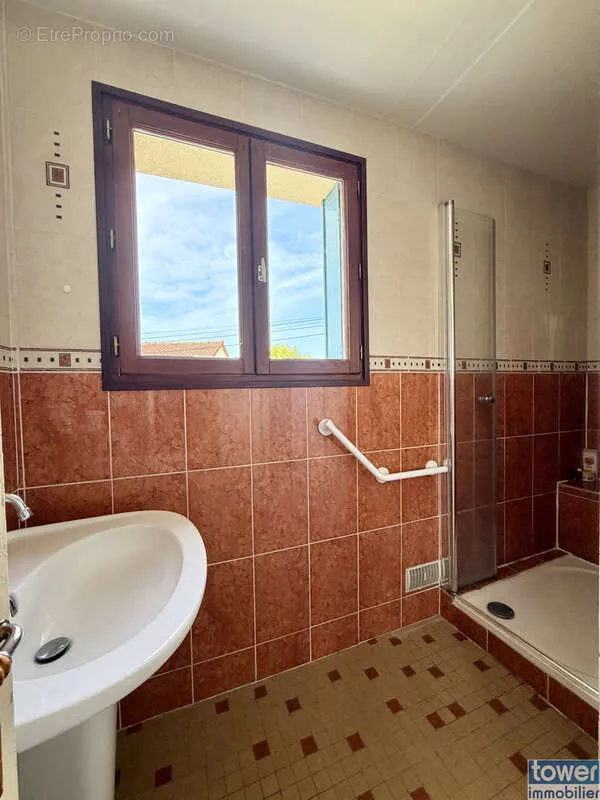 Salles de bain - Maison avec jardin et garage à Drancy