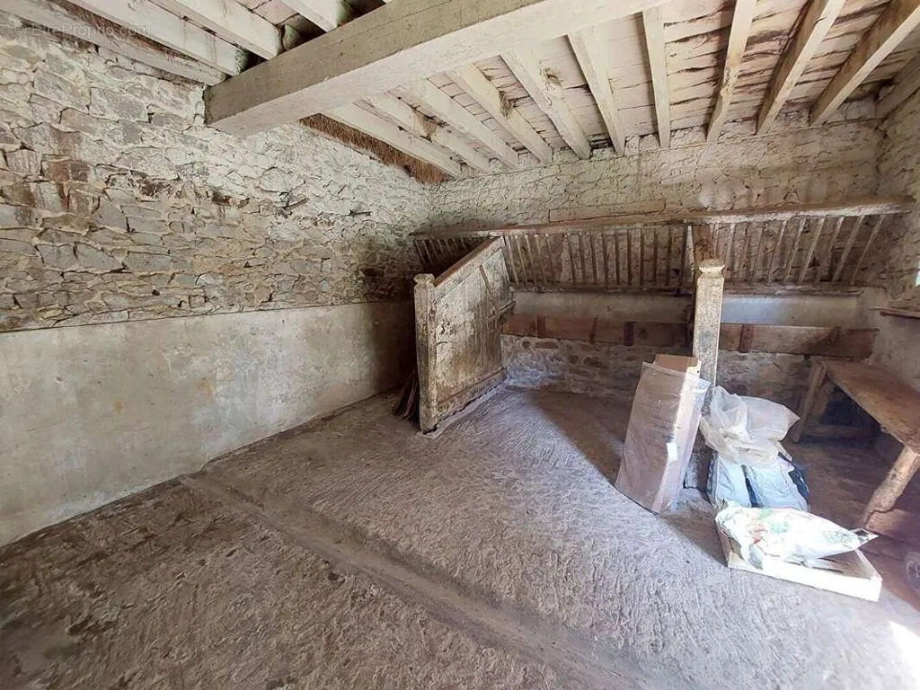 Pièces - Deux Bâtisses en Pierre à Rénover près d'Argentré du Plessis