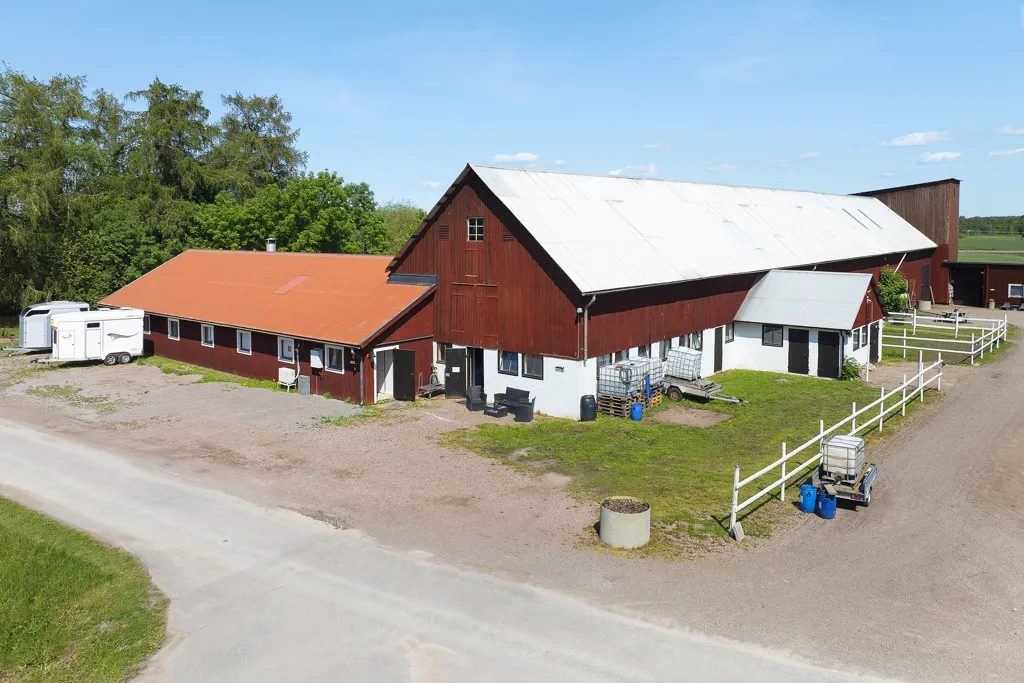 Õhuvaade - Equestrian Estate with Stables in Kolbäck