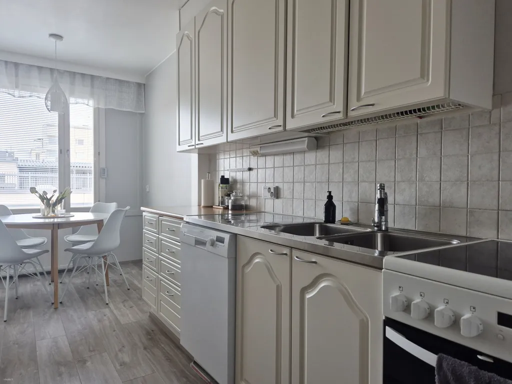 Köök - Bright Apartment with Balcony in Central Lahti