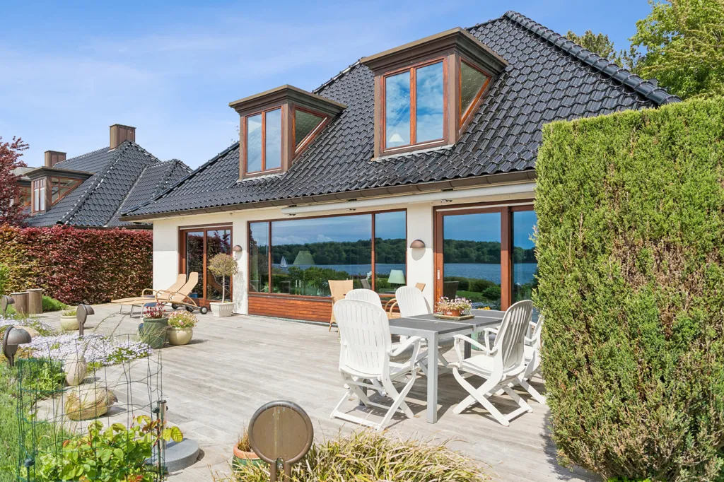 Terrasse - Villa with Private Beach and Lake in Snoghøj