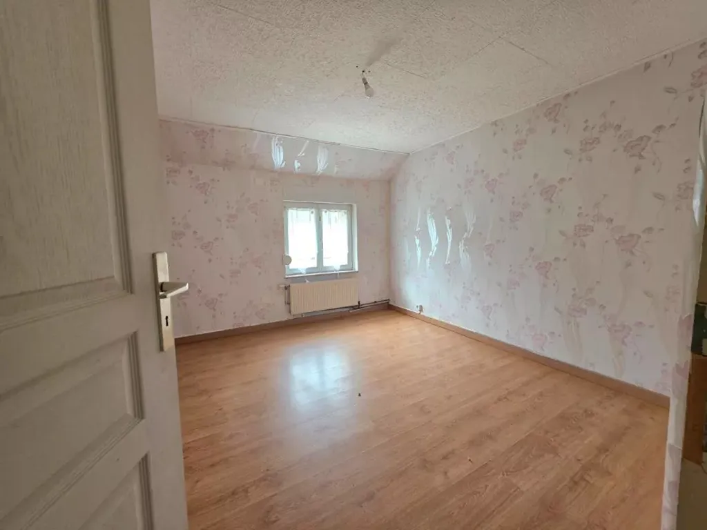 Rooms - Semi-Detached House with Courtyard in Fourmies