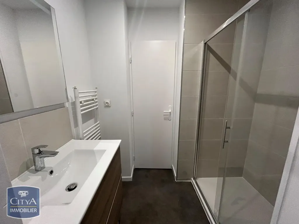 Vannitoad - 2-Bedroom Apartment with Patio in Lille