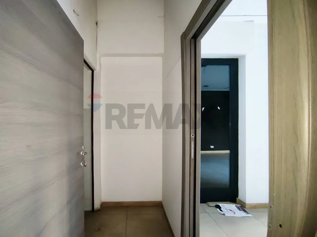 Entrée - Shop with Double Frontage in Catania's Borgo