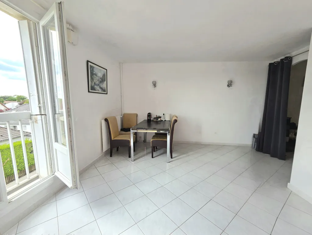 Söögituba - Brightly Lit Flat with Parking in Plessis-Trévise