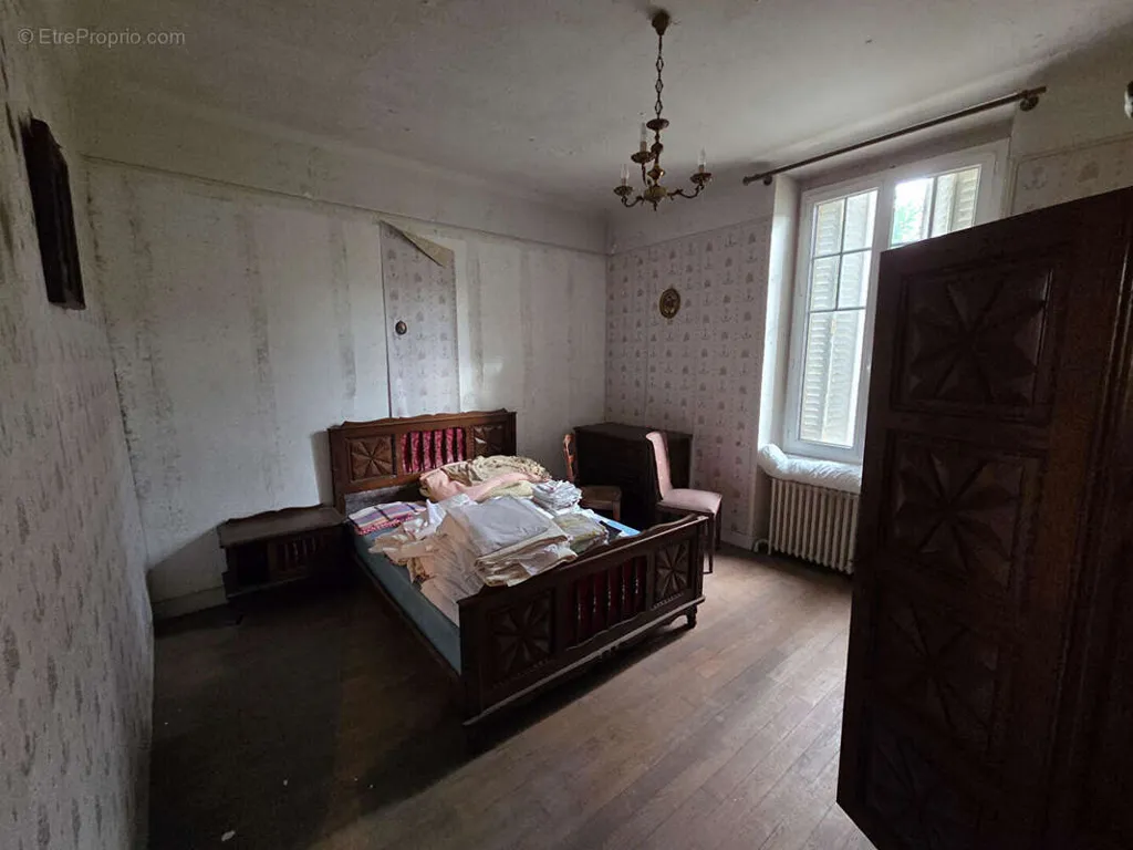 Chambres - Maison à Rénover avec Jardin au Cœur de Bugeat