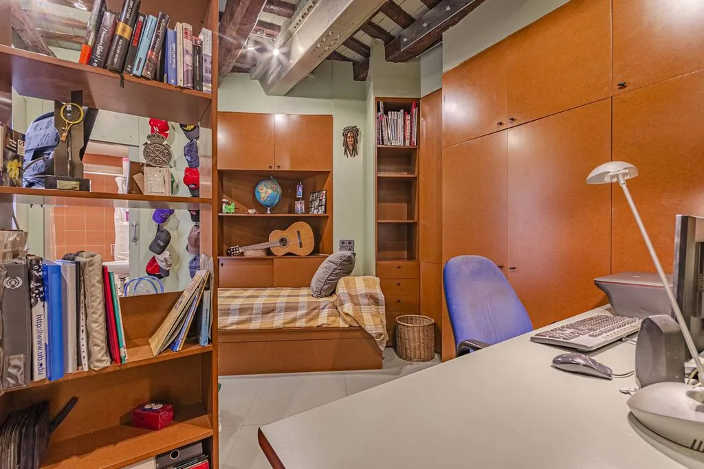 Bureau - Duplex with Private Terrace in Barcelona's Born