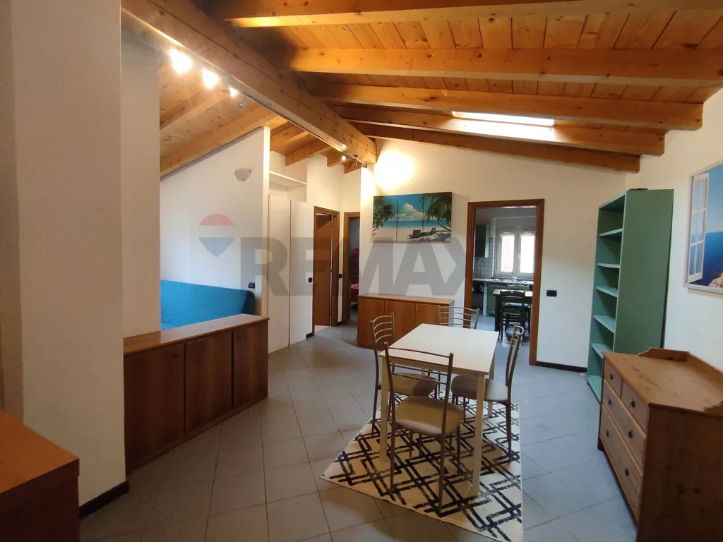 Salle à manger - Spacious 2-Bedroom Apartment in Cavallasca