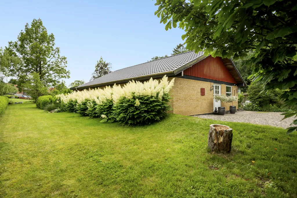 Aed - Villa with River Access in Lysbro