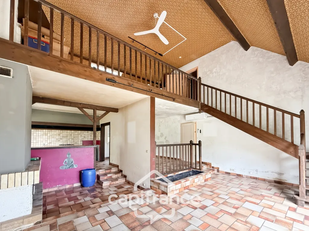 Séjour - Maison Familiale avec Grand Terrain Arboré à Guern