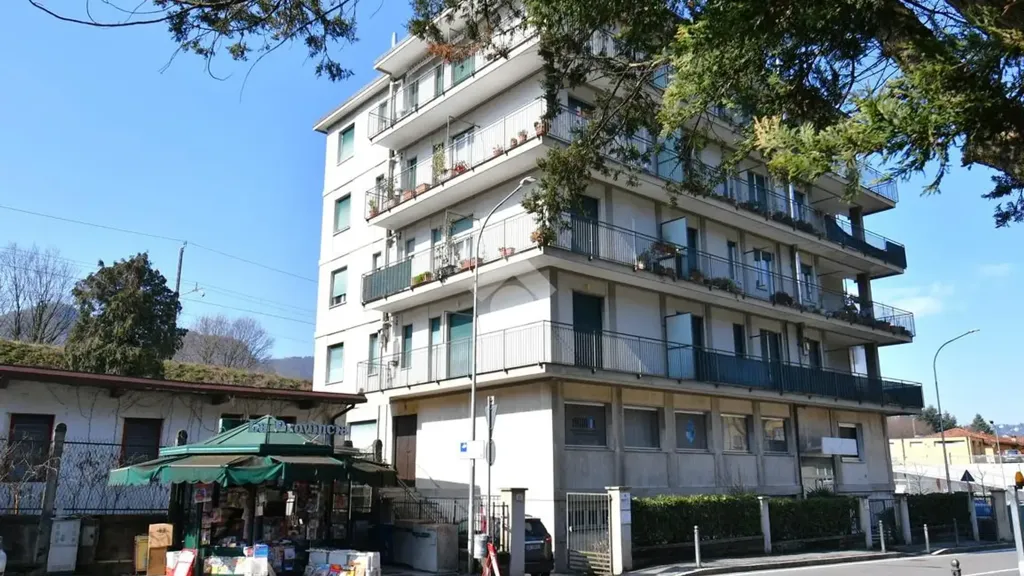 Välivaade - Bright Trilocale with Balcony in Como