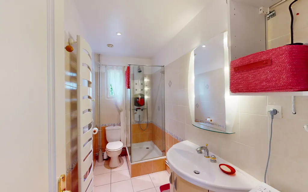 Salles de bain - Bungalow plein sud avec jardin à Octeville-sur-Mer