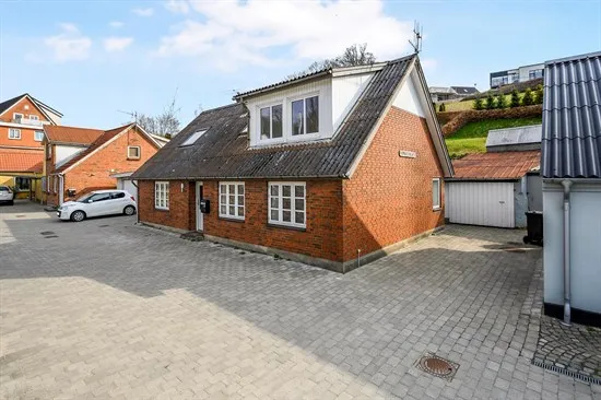 Välivaade - Detached House with Brick Facade in Hobro