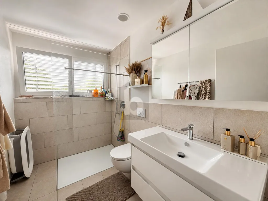 Salles de bain - Modern Flat with Loggia in Mönchaltorf