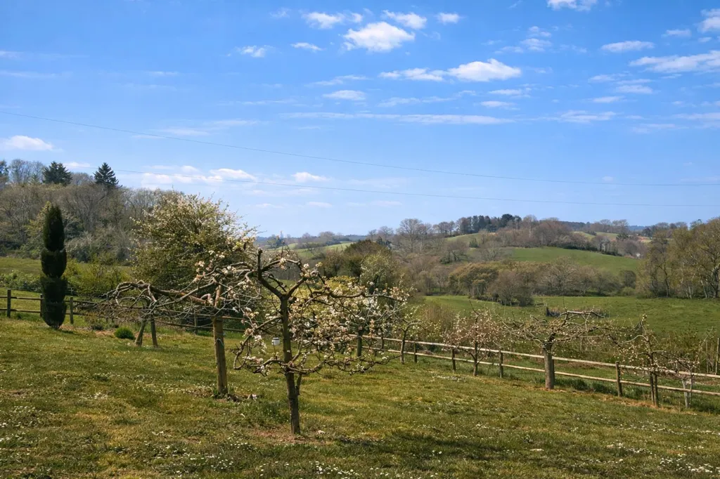 Jardin - Villa avec Vue Panoramique et Grand Balcon en Creuse
